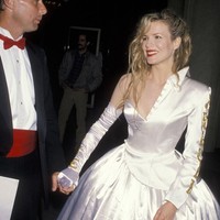 Gaun Kim Basinger dari tahun 1990 membuatnya seperti pengantin yang bingung mau mengenakan jaket atau tube dress. Foto: Istimewa