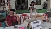 Beberapa titik didirikan di musala, lapangan badminton dan di depan Jalan Tomang Utara.