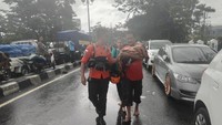 SAR bahu membahu mengevakuasi para pasien. Hujan masih turun dan air belum surut sepenuhnya.