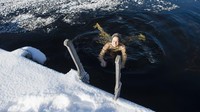 Kegiatan berenang dilakukan hampir setiap hari di Finlandia. Sepanjang tahun, kegiatan ini bertujuan untuk kebahagiaan dan kesejahteraan (CNN Travel)