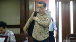 Pakai Penyangga Leher, Edy Saputra Jalani Sidang Lanjutan Kasus Suap
