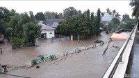 8 orang meninggal dunia, 4 orang hilang, ribuan rumah terendam banjir, ribuan warga mengungsi ke tempat yang lebih aman, dan 10.021 hektar sawah terendam banjir. (Dok Relawan BNPB dan BPBD)