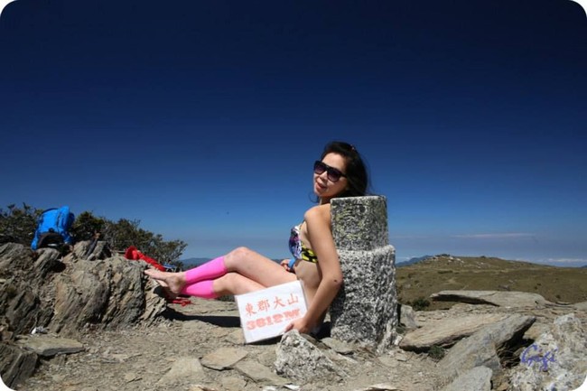 Ini Gigi Wu, wanita yang jadi sensasi di media sosial karena aksi nyelenehnya. Gigi Wu kerap tampil berbikini saat naik gunung hingga ia dijuluki sebagai bikini hiker.  Foto: Facebook