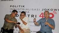 Tenaga Profesional Lemhanas dan Guru Besar Teknik Industri Universitas Trisakti, Dadan Umar Daihani (kanan), bersama Ketua Pusat Studi Politik Keamanan dan Pengajar di Universitas Padjajaran, Muradi (kiri), dan Koordinator Komunitas Alumni Perguruan Tinggi - Jakarta Raya, Lakbok Jefri Siahaan (tengah) hadir menjadi pembicara.