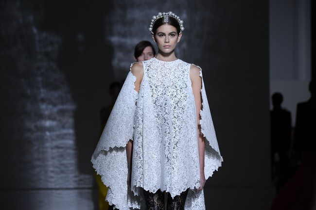 Model Kaia Gerber melangkahkan kakinya di catwalk Givenchy yang digelar dalam rangkaian Paris Fashion Week Haute Couture  Spring-Summer 2019, Selasa (23/1/2/2019) sore. Ini adalah peragaan Givenchy yang perdana bagi putri supermodel lawas Cindy Crawford ini. (Foto: Getty Images)