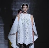 Model Kaia Gerber melangkahkan kakinya di catwalk Givenchy yang digelar dalam rangkaian Paris Fashion Week Haute Couture  Spring-Summer 2019, Selasa (23/1/2/2019) sore. Ini adalah peragaan Givenchy yang perdana bagi putri supermodel lawas Cindy Crawford ini. (Foto: Getty Images)