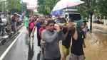 Maros Sulsel Lumpuh, Pasien dengan Infus Tembus Banjir