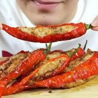 Huaah! YouTuber Ini Santap Setumpuk 'Cabe Goreng'