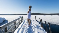 Aksi pemberani atau gila berenang di es ini ada di Amerika Utara, Rusia dan banyak lainnya di seluruh dunia yang memiliki musim dingin. Pemandangan itu bisa ditemui di pusat ibu kota Helsinki (CNN Travel) 