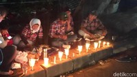 Mereka membawa lilin. Mereka membentangkan spanduk ukuran sekitar 1x2,5 meter. Kongkow dan Ngobrol Ahoker, Sampai Kapan pun Perjuangan Tak Pernah Usai, begitu tulisan di spanduk tersebut. Foto: Matius Alfons/detikcom