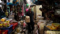 Dengan kondisi lapak yang sempit, mereka mengeluhkan menurunnya jumlah pembeli.  