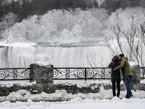 Foto: Air Terjun Niagara Membeku, Bikin Takjub!