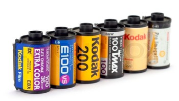 Roll film semacam ini adalah nyawa kamera di masa lalu untuk merekam foto dan mencetaknya, dalam jumlah terbatas. Memang sekarang ada generasi Z yang hobi fotografi ala zaman dulu, tapi tentu jumlahnya tidak banyak. Foto: istimewa