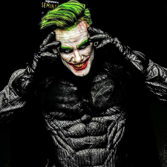 Contohnya saja saat ia menjadi Joker. Ia memakai kostum yang mirip sekali dengan tokoh Joker sehingga tidak bisa dibedakan mana asli dan palsu. Foto: instagram/rermakeup