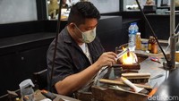 Kamu bisa melihat bagaimana para pekerja membuat ragam perhiasan. (Syanti/detikTravel)