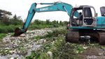 Tumpukan Sampah yang Menutup Kali Cibalok Bekasi Dibersihkan