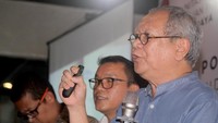 Tenaga Profesional Lemhanas dan Guru Besar Teknik Industri Universitas Trisakti, Dadan Umar Daihani (kanan), didampingi Ketua Pusat Studi Politik Keamanan dan Pengajar di Universitas Padjajaran, Muradi (kiri) memaparkan dalam diskusi tersebut. 