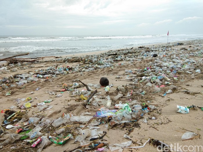 Banyak Sampah, Pengunjung Dilarang Surfing di Pantai Kuta-Petitenget