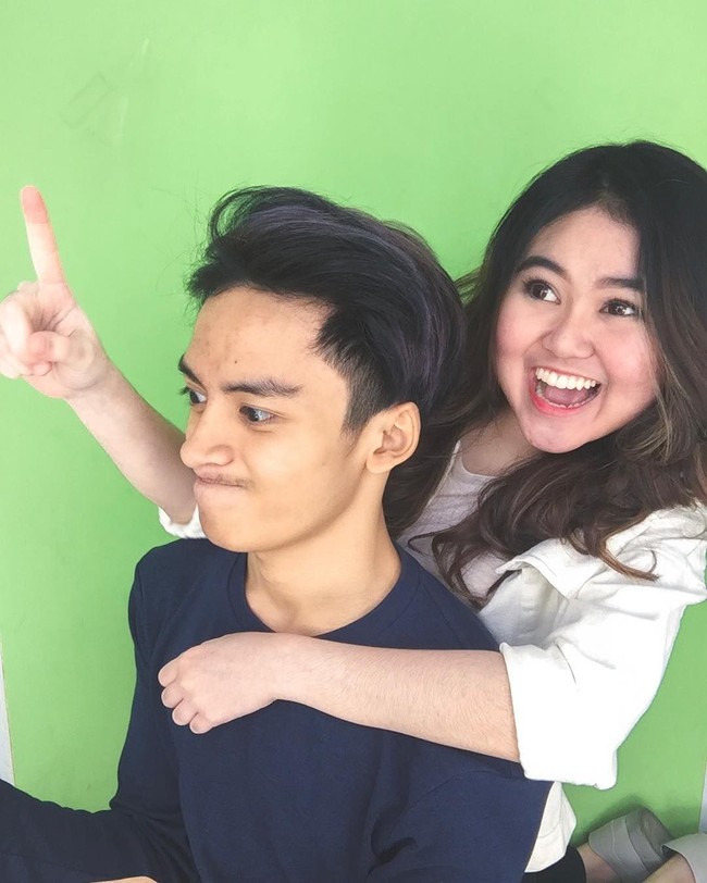 Namun, pada Desember, mereka sepakat untuk benar-benar berpisah. Rakry yang menjalani hubungan LDR karena harus berkuliah di Malang ini ternyata berselingkuh dengan wanita lain. Foto: Instagram @rakryanmahatmaa