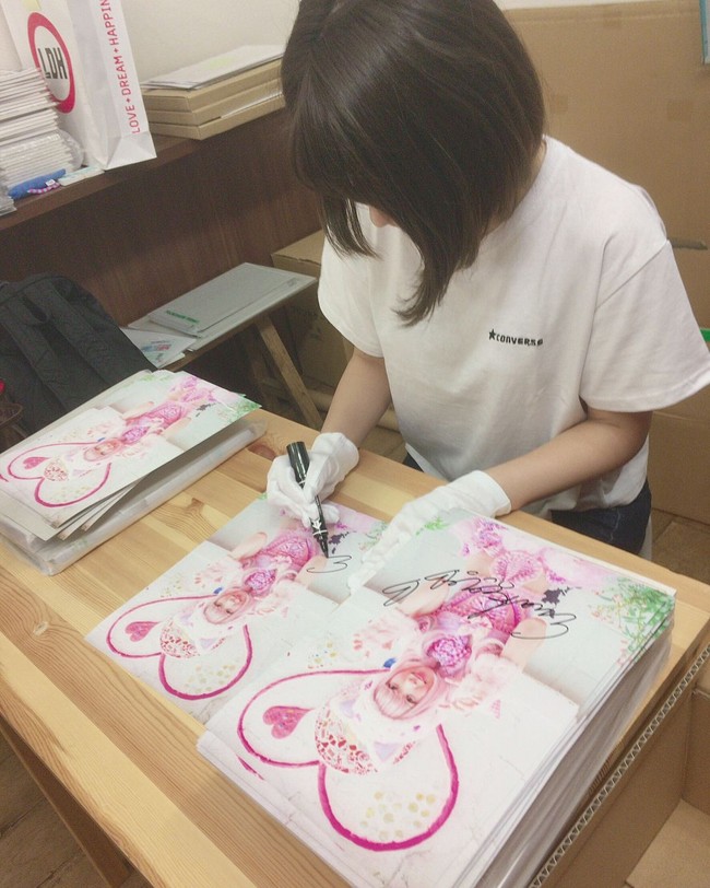 Sebagian orang pun heran bagaimana cosplayer menghasilkan begitu banyak. Enako mengaku jika sebagian besar pendapatannya adalah dari modeling dan penjualan merchandise. Dalam sebuah wawancara, wanita berpenampilan imut itu mengatakan jika 80% penghasilannya datang dari merchandise yang diproduksinya sendiri. Foto: Instagram @enakorin