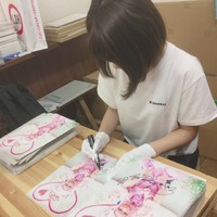 Sebagian orang pun heran bagaimana cosplayer menghasilkan begitu banyak. Enako mengaku jika sebagian besar pendapatannya adalah dari modeling dan penjualan merchandise. Dalam sebuah wawancara, wanita berpenampilan imut itu mengatakan jika 80% penghasilannya datang dari merchandise yang diproduksinya sendiri. Foto: Instagram @enakorin