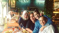 Istri Ekki Soekarno ini sedang menikmati steak bersama dua rekannya. Di usia tak lagi muda, cantiknya Soraya masih awet ya? Foto: Instagram sorayahaque