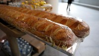 Selain membagikan bahan makanan, sejumlah relawan turut memberikan makan siang gratis bagi para pekerja pemerintahan di Bagian Administrasi Keamanan Transportasi (TSA) yang terdampak penutupan pemerintahan AS. Mike Segar/Reuters.