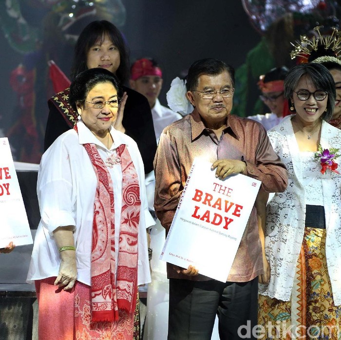Pada perayaan ulang tahunnya, Megawati Soekarnoputri memberikan hadiah buku kepada Presiden Jokowi dan Wapres Jusuf Kall. Buku itu diberi berjudul The Brave Lady.