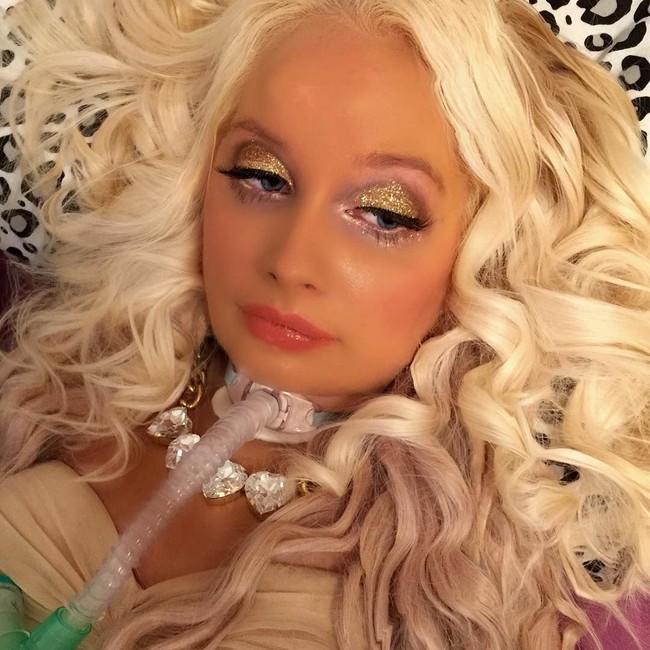 Jasmin Britney yang dikenal sebagai wanita Barbie lumpuh pertama di dunia. Jasmin divonis menderita quadriplegic atau mengalami kelumpuhan di hampir seluruh tubuhnya. Tak mau hidup terpuruk dengan kondisinya, Jasmin menjadikan Barbie sebagai inspirasi dalam kecantikan dan mulai berdandan seperti boneka dengan rambut pirang itu. Foto: Instagram/@jasminbritney