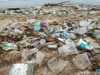 Banyak Sampah, Pengunjung Dilarang Surfing di Pantai Kuta-Petitenget
