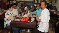 Jokowi serta Megawati saat menikmati makan siang di Soto Gading. Foto: Istimewa