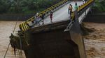 Ngeri! Jembatan di Gowa Amblas Akibat Diterjang Banjir