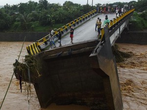 Jembatan Gowa Terputus Akibat Diterjang Banjir