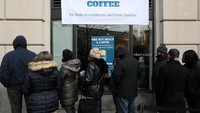 Para pekerja pemerintahan Amerika Serikat mengantre di sebuah restoran yang menyediakan makanan gratis bagi para pekerja yang tak digaji akibat penutupan pemerintahan AS. Jonathan Ernst/Reuters.
