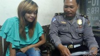 Polisi telah mendatangi kediaman Jesika untuk menanyakan tentang kebenaran dirinya yang terekam dalam video. 