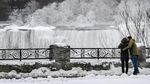 Panorama Menakjubkan Hamparan Es di Air Terjun Niagara