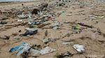 Foto: Sampah Berserakan di Pantai Kuta yang Bikin Kaget