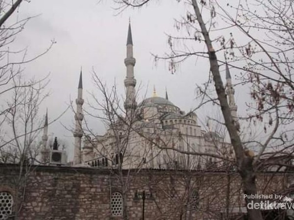 Sampai pada tahun 1937, Mustafa Kemal Atatürk mengubah status Hagia Sophia menjadi museum. Pada saat itu, mulailah proyek renovasi kembali Hagia Sophia dengan cara mengerok dinding dan langit-langit dari cat-cat kaligrafi hingga ditemukan kembali lukisan-lukisan sakral Kristen. Olyvia/dtraveler.