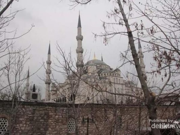 Sampai pada tahun 1937, Mustafa Kemal Atatürk mengubah status Hagia Sophia menjadi museum. Pada saat itu, mulailah proyek renovasi kembali Hagia Sophia dengan cara mengerok dinding dan langit-langit dari cat-cat kaligrafi hingga ditemukan kembali lukisan-lukisan sakral Kristen. Olyvia/dtraveler. Sampai pada tahun 1937, Mustafa Kemal Atatürk mengubah status Hagia Sophia menjadi museum. Pada saat itu, mulailah proyek renovasi kembali Hagia Sophia dengan cara mengerok dinding dan langit-langit dari cat-cat kaligrafi hingga ditemukan kembali lukisan-lukisan sakral Kristen. Olyvia/dtraveler.