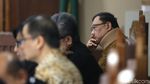 Pakai Penyangga Leher, Edy Saputra Jalani Sidang Lanjutan Kasus Suap