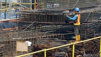 Pekerja membangun konstruksi bangunan bertingkat di Jakarta, Rabu (23/1/2019).