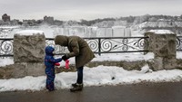 Pemandangan itu pun menarik perhatian para pengunjung, tak terkecuali anak-anak yang menganggap Air Terjun Niagara yang membeku layaknya di film Disney Frozen. Moe Doiron/Reuters.