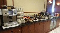 Penumpang dimanjakan dengan aneka minuman berkelas dari teh Dilmah, kopi, aneka jenis wine, minuman ringan dan jus buah serta camilan (Fitraya/detikTravel)  