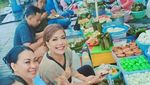 Keseruan Soraya Haque Jajan di Pasar Terapung hingga Pilih Kelapa Muda