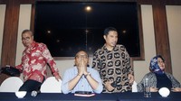 (Kiri-kanan) Panelis Eko Prasodjo, Wakil Ketua DPD Partai Gerindra DKI Jakarta Syarif, Ketum DPW PKS DKI Jakarta Sakhir Purnomo, Panelis Siti Zuhro berbincang saat konfrensi pers Rapat Koordinasi PKS dan Partai Gerindra DKI Jakarta dalam membahas Fit dan Proper Test Cawagub DKI Jakarta, di Jakarta, Rabu (23/1/19). Pool/PKS.