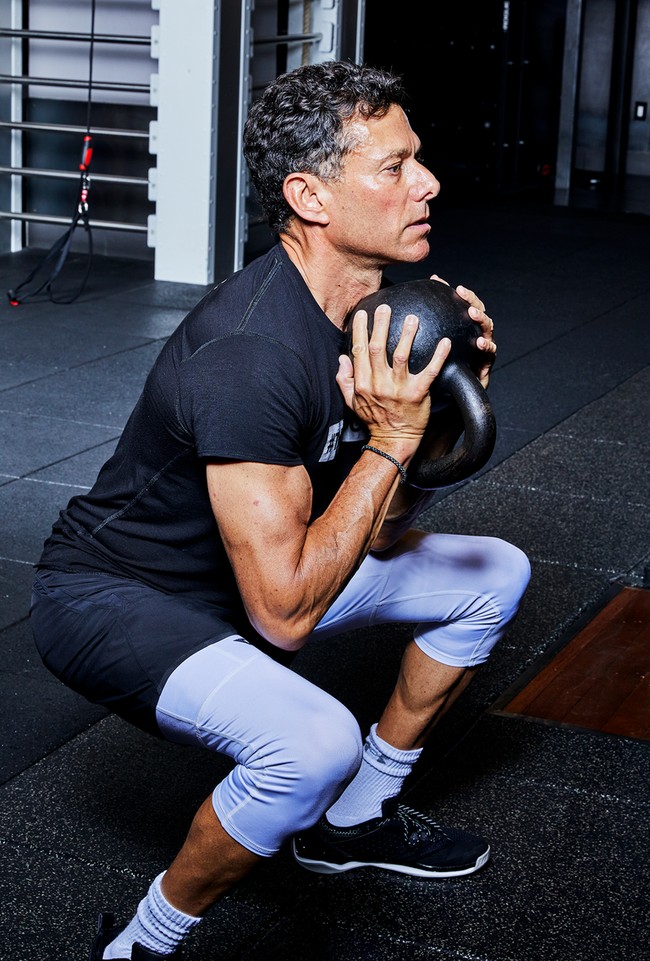 Rahasia Strauss adalah olahraga. Sering-sering lah berolahraga dan tubuh Anda tidak akan cepat menua seperti orang lain, kata Strauss kepada Mens Health pada September 2018. (Foto: Dok. Mens Health)