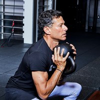 Rahasia Strauss adalah olahraga. Sering-sering lah berolahraga dan tubuh Anda tidak akan cepat menua seperti orang lain, kata Strauss kepada Mens Health pada September 2018. (Foto: Dok. Mens Health)