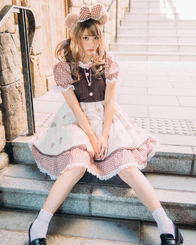 Enako adalah seorang cosplayer populer di Jepang. Dijuluki cosplayer nomor satu Jepang, Enako memiliki banyak fans dan penghasilan yang tidak sedikit dari hobinya berdandan seperti karakter anime. Foto: Instagram @enakorin