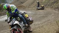 Jatuh bangun rider yang umrah naik motor. Mereka berniat berangkat umrah pakai sepeda motor untuk mengeksplorasi kesulitan orang-orang dahulu saat beribadah ke Mekah. Foto: Dok. Facebook Gie Mekoh Nga Mutor