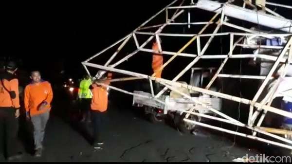 Pemotor Tewas Tertimpa Pohon Tumbang di Wonogiri Pemotor Tewas Tertimpa Pohon Tumbang di Wonogiri